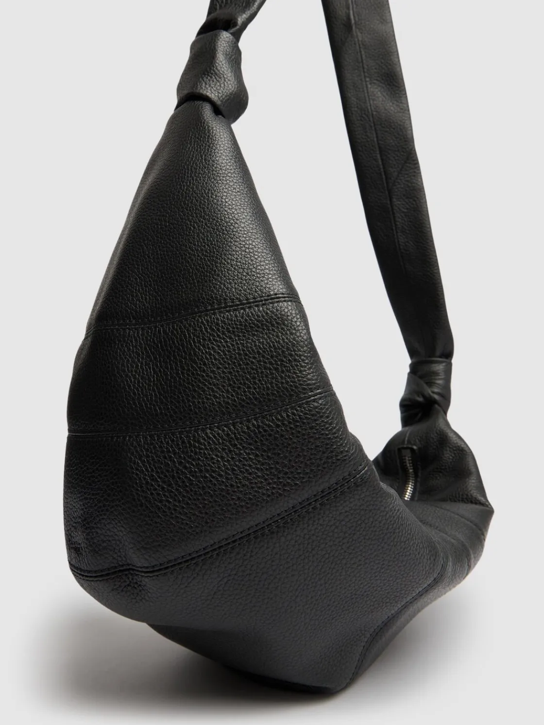 Borsa media Croissant in pelle martellata