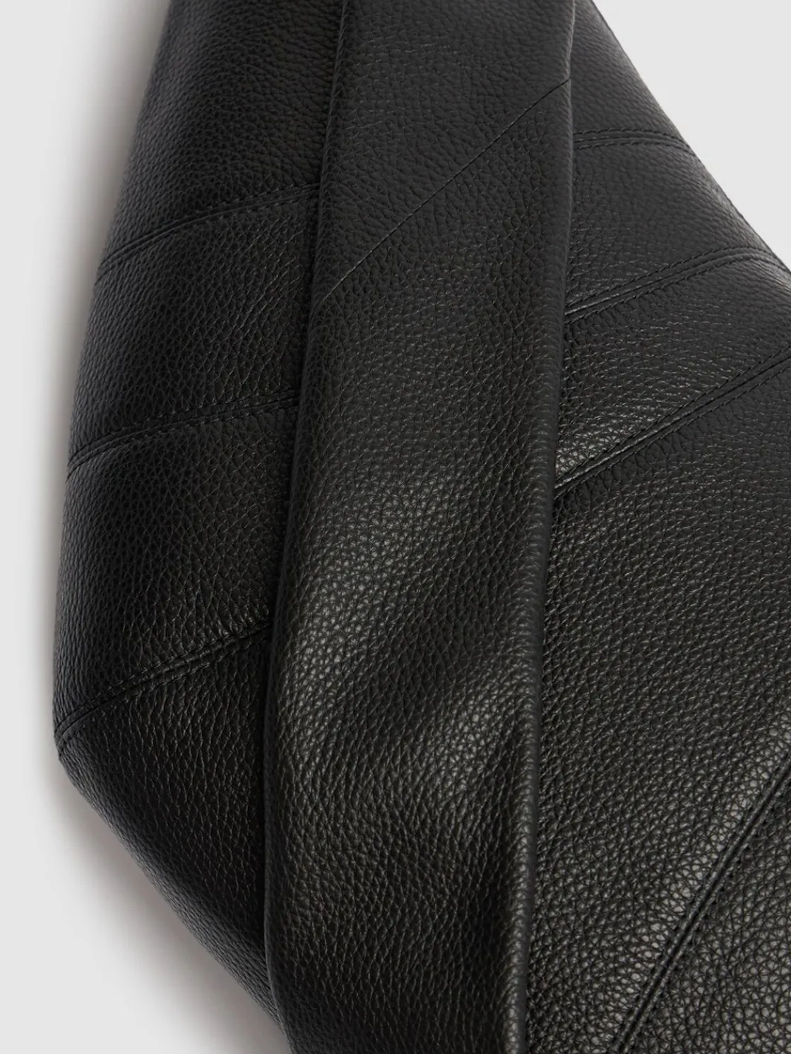 Borsa media Croissant in pelle martellata