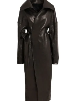 Cappotto in pelle con cintura e colletto alto