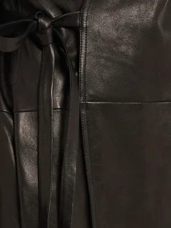 Cappotto in pelle con cintura e colletto alto