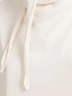 T-shirt w/ scarf
